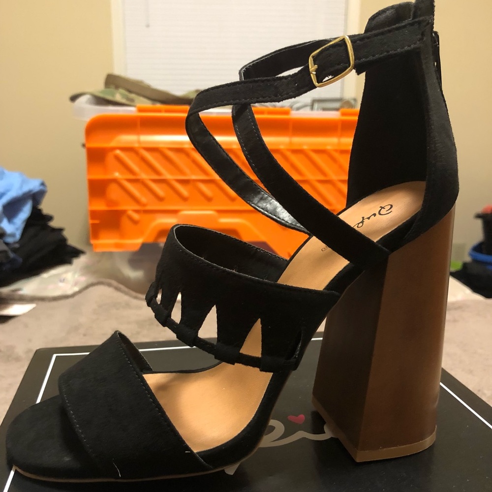 Quips black heels